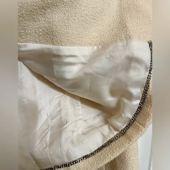 Vintage CHANEL Ivory & Black Bouclé Tweed Skirt Suit - Picture 10 of 13